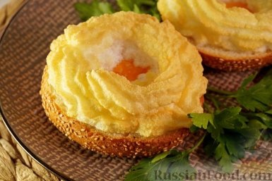 Магия из духовки: яйцо в "гнезде" - воздушное облако из взбитых белков с золотистой корочкой