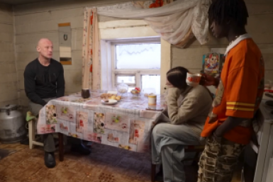 В новом выпуске &quotМама в 16&quot покажут историю африканца и Маши из Иркутска Скриншот видео из соцсетей (16+)