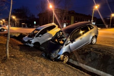 Два автомобиля синхронно нырнули в ливневку в результате ДТП в Уссурийске