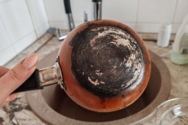 Пихаю старую сковороду в пакет, но не мусорный — 1 чистящий состав слижет ошметки гари до сияния