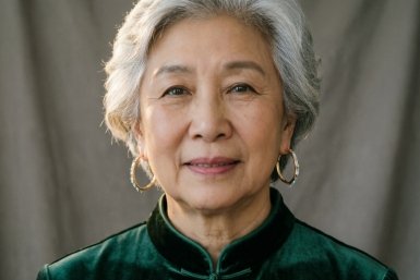 Стильно и свежо: вот как правильно носить украшения после 60 лет — 5 правил