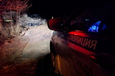 Внедорожник с двумя девушками вылетел в кювет и перевернулся в Ливадии