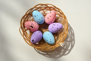 Добиваюсь модного сиреневого оттенка для пасхальных яиц с натуральным красителем — простой трюк