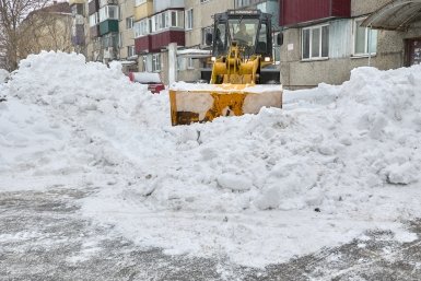 Уборка снега во дворах Южно-Сахалинска пресс-служба администрации Южно-Сахалинска
