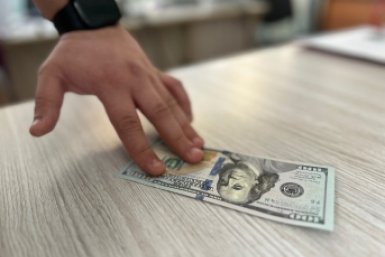 Россиянам сказали, какие доллары уже нельзя обменять ни в России, ни за границей