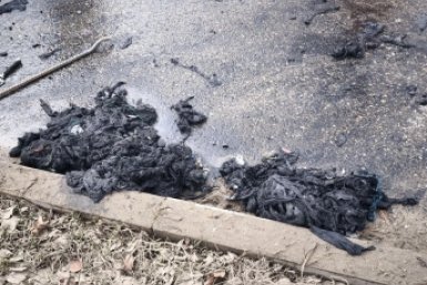 Забитую канализацию несколько часов прочищают коммунальщики в Ессентуках