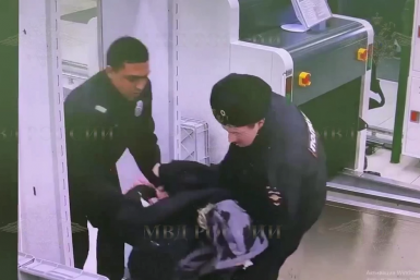 Дебошир избил сотрудниц службы безопасности в аэропорту Минвод, его задержали