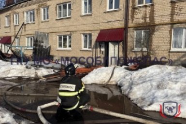 Двухэтажный жилой дом горит в Подмосковье
