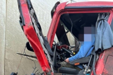 Водителя заблокировало в грозовике из-за ДТП в Люберцах