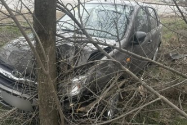 70-летний водитель погиб, съехав с дороги и врезавшись в дерево в Пятигорске