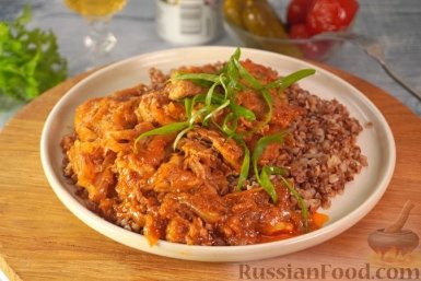 Томленая свинина в луково-томатном соусе. Приготовьте так. Мясо получится нежным, мягким и сочным