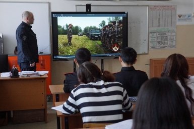 Урок мужества для школьников провели росгвардейцы Хабаровска Предоставлено пресс-службой Управления Федеральной службы войск национальной гвардии РФ по Хабаровскому краю