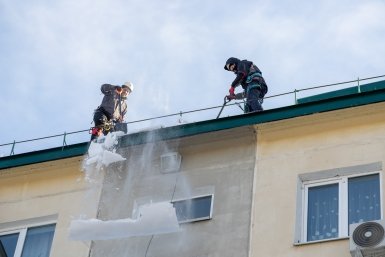 Россиянам напомнили правила безопасности при очистке крыши от снега пресс-служба администрации Южно-Сахалинска