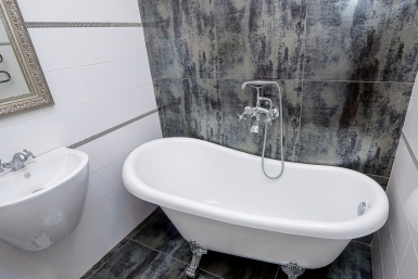 Ванна стала белоснежной за 2 минуты: без щетки и без губки — спина не отваливается