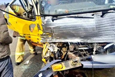 Спасатели вытащили водителя из искореженной кабины на трассе "Амур"