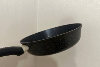 Замачиваю с фольгой - сковородка как новая: нагар смылся, а еда не пригорает