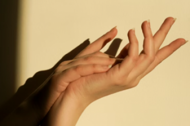 Втираю 2 капли на ночь — ногти крепкие и блестят даже без лака уже через неделю