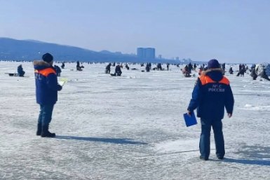 "Совсем из ума выжили": "экстремалы" на льду привлекли внимание госорганов в Приморье