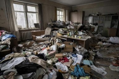 Мусор падает на головы: на захламленную квартиру жалуются жильцы дома в Крыму