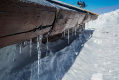 Глыба льда обрушилась с крыши дома в Балашихе