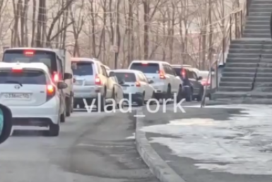 "Батя ты куда?": дикая выходка водителя-пенсионера "ошарашила" приморцев – видео