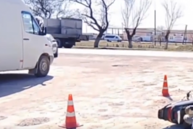 Водитель мопеда погиб под колесами грузовика в селе Родниковом Крыма