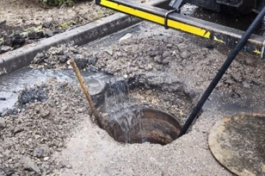 Второй день из забитой канализации Ессентуков достают тряпки и прочий мусор