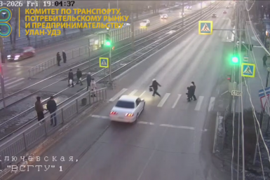 В Улан-Удэ пешеход бежал на красный свет и попал под машину