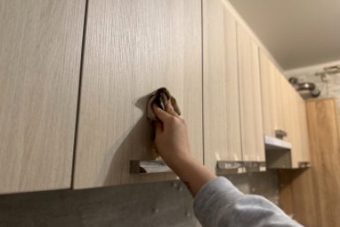 Распыляю это на кухонные шкафчики - и жир исчезает мгновенно: простой и дешёвый способ без химии