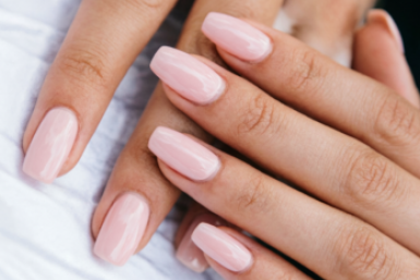 Трендовый маникюр весны "Ягодное молоко" — выглядит модно, эффектно и дорого
