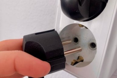 Никогда не включайте эти приборы в одну розетку: так начинаются 78% пожаров