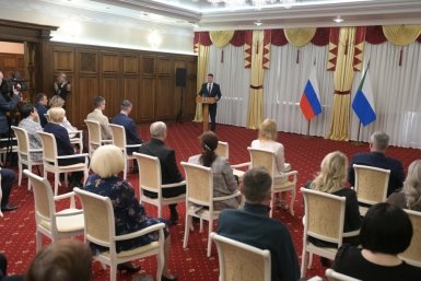 Лучших представителей отрасли ЖКХ и бытового обслуживания наградили в Хабаровске Вячеслав Реутов