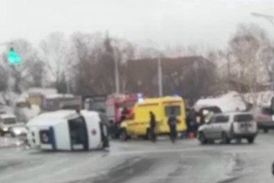 Автомобиль скорой помощи перевернулся на Камчатке