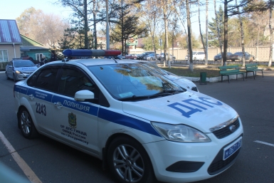 Грузовик рухнул на легковушку после ДТП в Москве