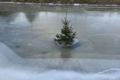 Вода возле дороги поднялась на 30 см из-за перемерзания трубы в Ленинском округе Иркутска