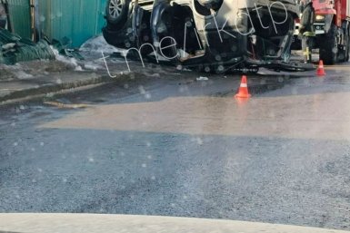 Автомобиль перевернулся на крышу после ДТП в Предместье Радищева Иркутска