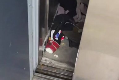 Вандалы выломали двери и сожгли камеру в лифте в подземке Краснодара