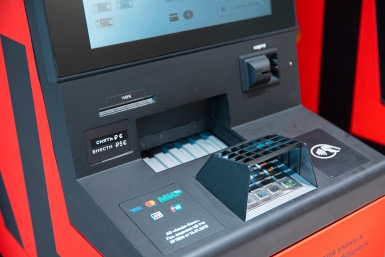 С апреля меняются правила снятия денег с карты: что нужно знать