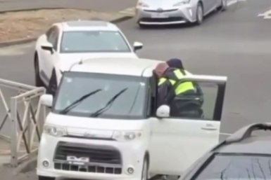 "Не двигался и не подавал знаков": мужчина в авто на дороге взбудоражил народ во Владивостоке