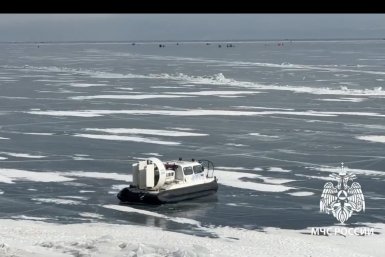 Контроль выезда на лед Байкала усилен в туристических районах