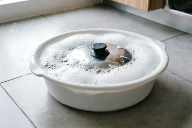 Кладу все крышки в таз и "валяю дурака": блестят как хрусталь, и никаких разводов