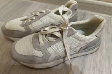 Каждый март мажу шнурки помадой - подруги смеялись, а теперь повторяют