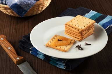 Загружаю сериал — ставлю сыр в духовку на 10 минут: хрустящие легкие крекеры "идут" лучше чипсов — дешевле и без химии