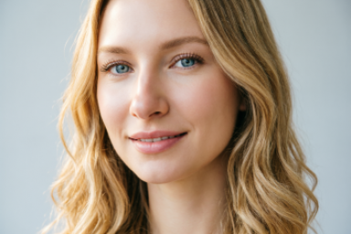 Шея стала длиннее — и все благодаря этим упражнениям перед сном: теперь профиль четкий, а контур лица подтянутый