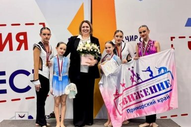 Уссурийские чирлидеры предоставлено Федерацией чир спорта Уссурийского городского округа