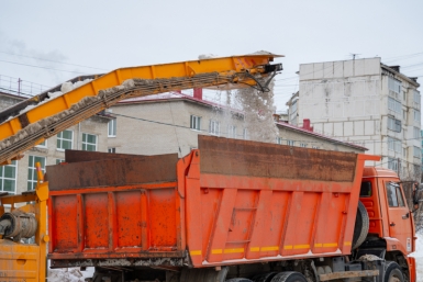 В Магадане продолжается расчистка территорий от снега Источник