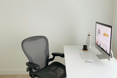 Просто расплющит: как стул убивает вашу попу. Врач рассказала, что такое "офисные ягодицы"