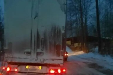 В Братске фура перегородила дорогу — автобусы не смогли выйти на маршруты