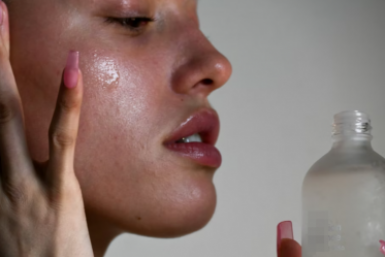 Умываться или нет: дерматолог объяснил, в чем опасность мицелярки