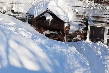 Житель столицы Камчатки сломал рёбра в не расчищенном от снега дворе